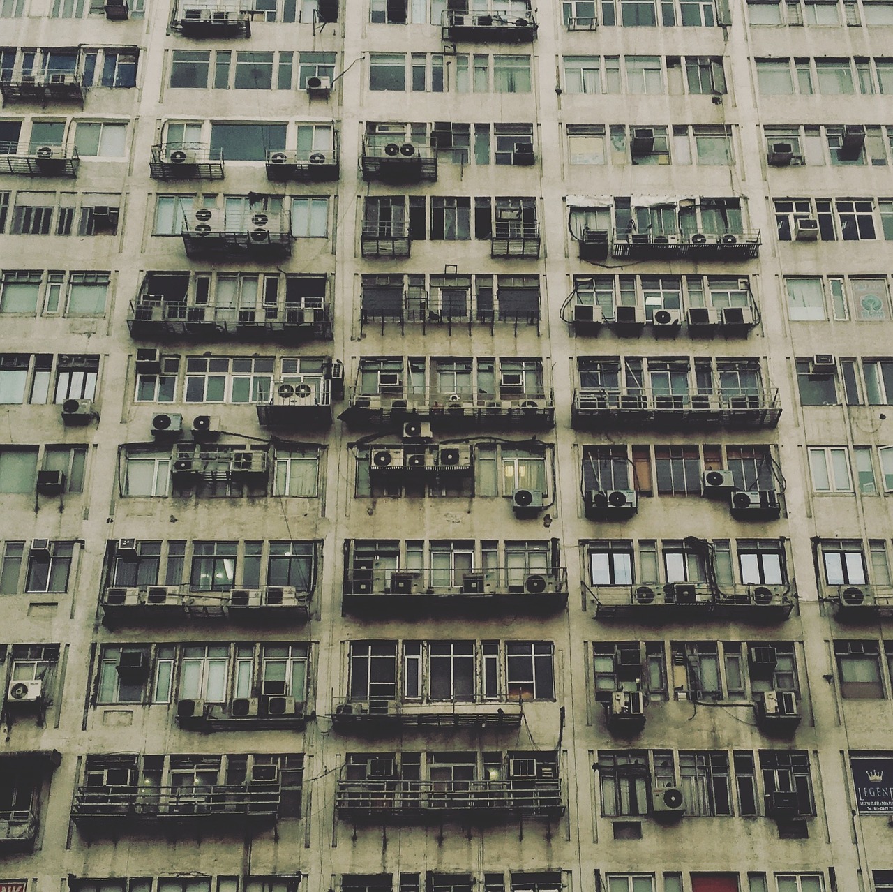 支持为二孩家庭增加保障住房面积，解决家庭住房难题，促进人口均衡发展